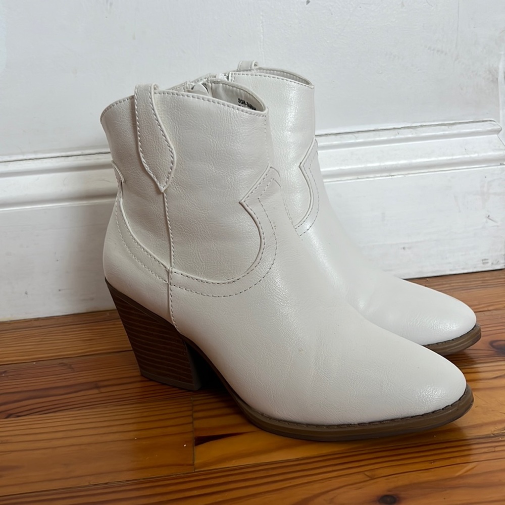 Size 7 White Western Style Woman’s Sugar Booties